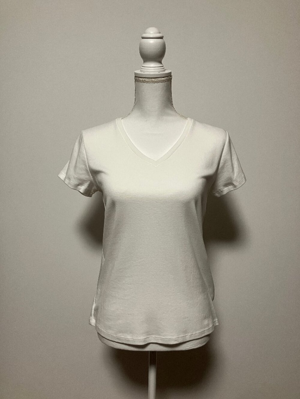 NWOT Liz Claiborne White Short Sleeve V-Neck Jersey Knit Classic Tee Top, Medium
